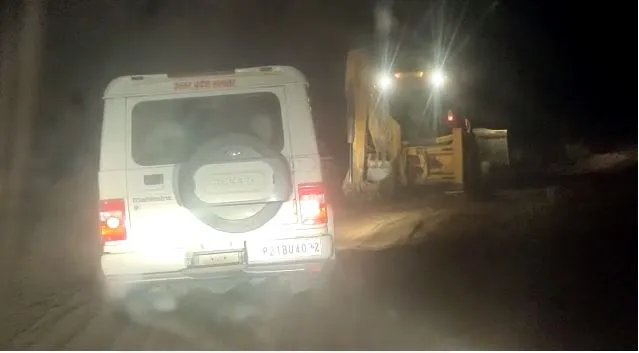 कासगंज: खनन माफिया ने ग्रामीणों पर बोला हमला, जेसीबी और डंफर सीज