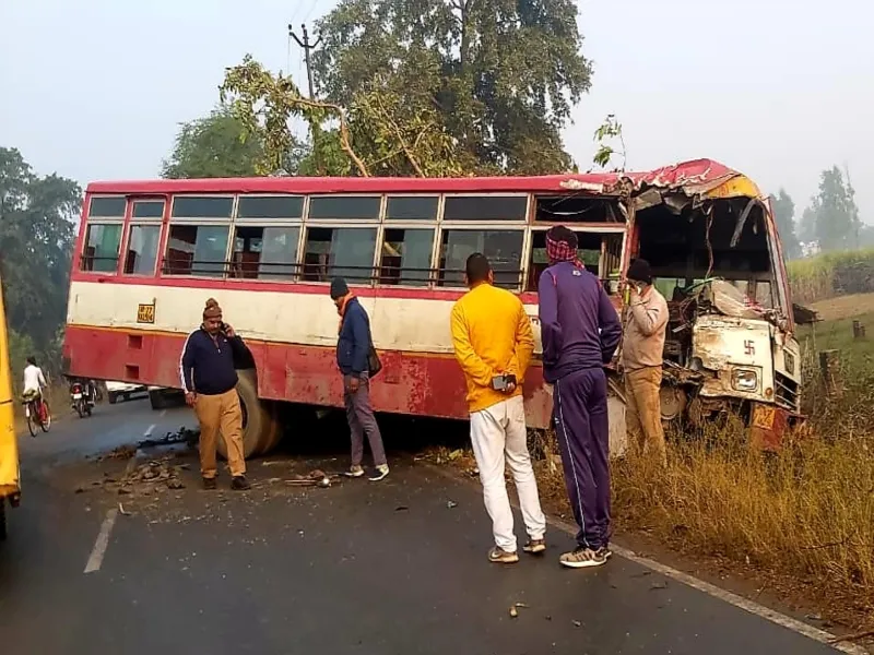 अयोध्या: बस और ट्रक की टक्कर में दो यात्री चोटिल , ट्रक पलटा  