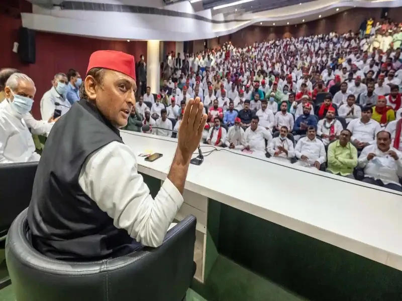 लखनऊ: पार्टी कार्यालय पहुंचे अखिलेश, निकाय चुनाव में टिकट चाहने वालों की लगी कतार 