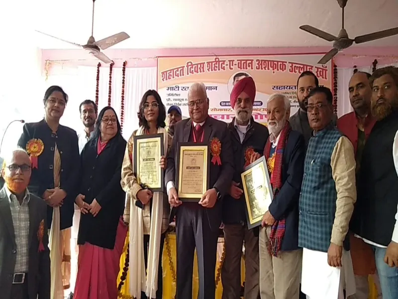 शहीदों के शोषणविहीन समाज को बनाने में हम कामयाब नहीं :प्रो. सिंह