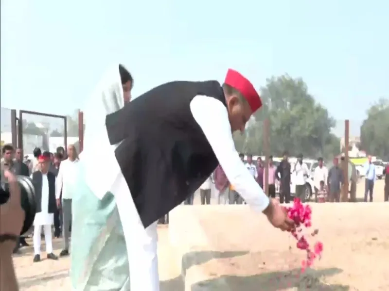 सैफई में मुलायम सिंह के समाधिस्थल पर पहुंचा परिवार, मैनपुरी जीत के बाद दी श्रद्धांजलि 