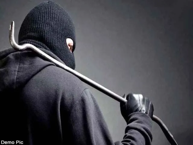 रुद्रपुर: किराना स्टोर की दीवार तोड़कर चोरों ने नगदी और सामान चुराया