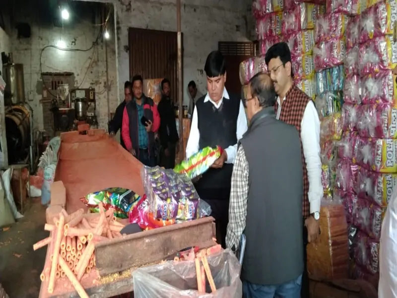 अयोध्या: नमकीन फैक्ट्री पर छापा, भारी मात्रा में माल सील 