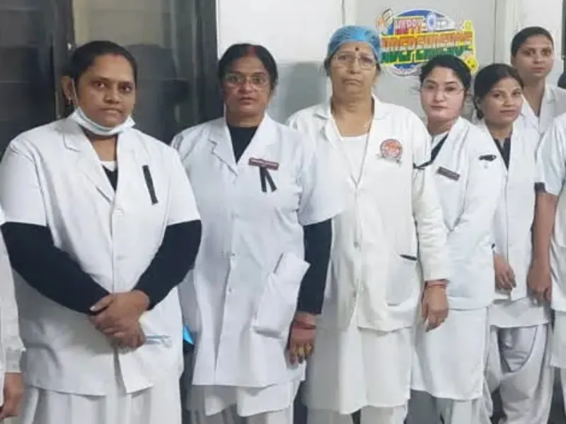 लखनऊ: स्टाफ नर्सों ने काला फीता बांधकर किया विरोध प्रदर्शन, जानिए क्या है मामला 