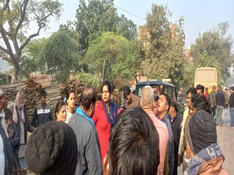 रायबरेली: अचानक रुकी रोडवेज बस से टकराई स्कूल बस, तीन बच्चे घायल