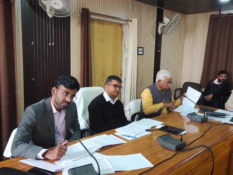 जौनपुर: DM ने 50 लाख से अधिक लागत की परियोजनाओं को लेकर की समीक्षा बैठक