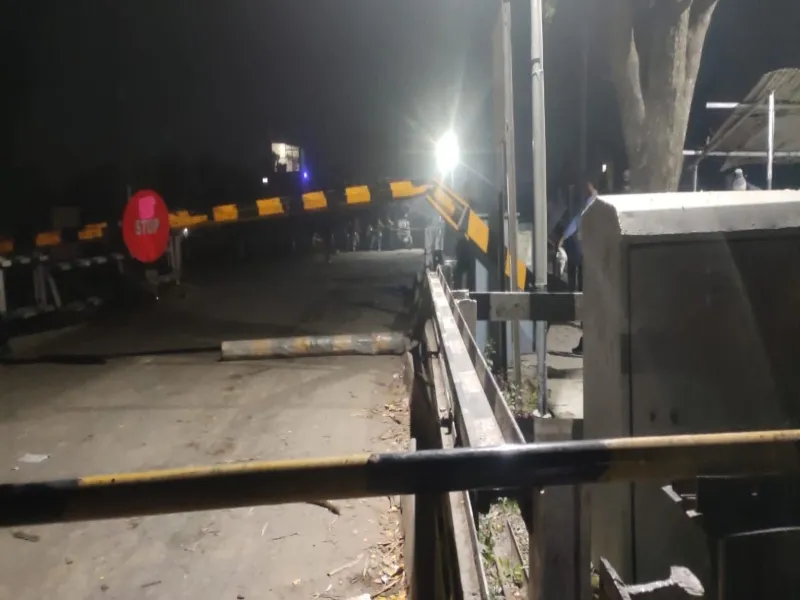 बहराइच: ओवरलोड ट्रैक्टर ट्राली टकराने से रेलवे गेट टूटा, आधा दर्जन एक्सप्रेस ट्रेनें प्रभावित 