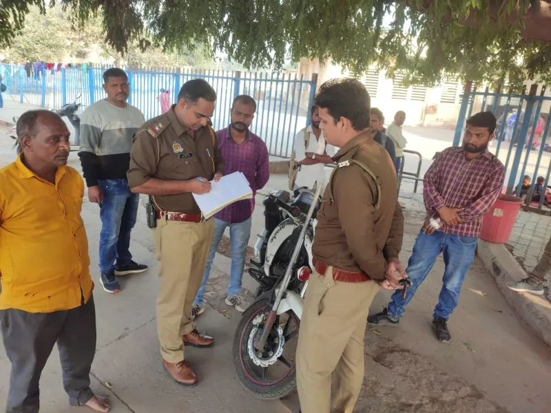 अयोध्या: हाल्ट पर ट्रेन की चपेट में आया युवक, टिकट घर के बाहर मिला वृद्ध का शव