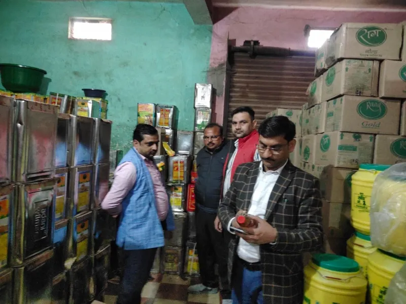 हरदोई: मिलावट खोरी के खिलाफ चला अभियान, 2 कुंतल से अधिक सरसों का तेल सीज