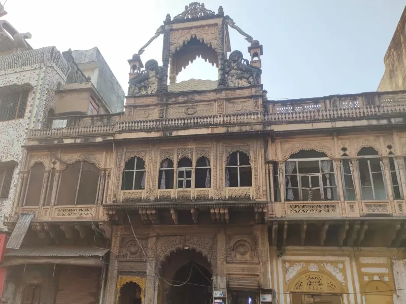 अयोध्या: फूलपुर मंदिर में दावेदारों के बीच चले लाठी डंडे, दो लोग जख्मी