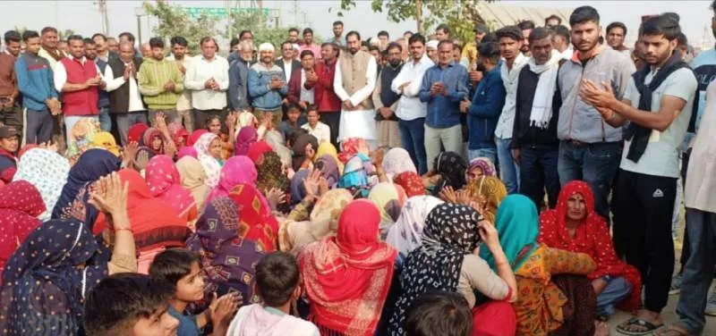 मेरठ: जमीन कब्जा मुक्त कराने पहुंची आवास विकास की टीम पर महिलाओं ने किया पथराव