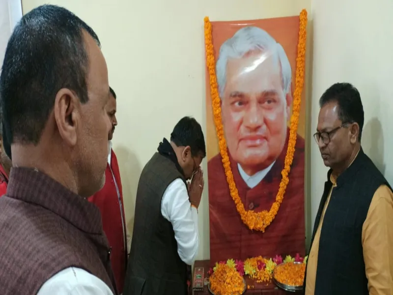 गोरखपुर: बीजेपी कार्यालय पर मनाई गई पूर्व पीएम अटल जी की जयंती    