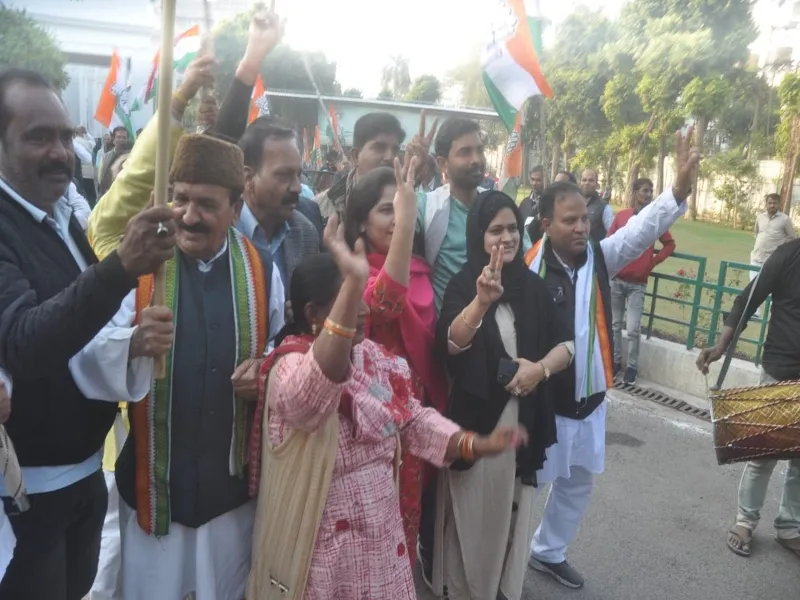 लखनऊ: हिमाचल में पार्टी की जीत पर झूमे कांग्रेसी, बांटी मिठाई  