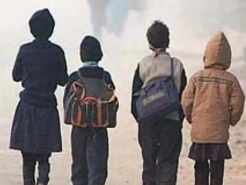 अयोध्या: स्कूल का स्वेटर नहीं पहना तो बच्चों को खुले में बैठाए रखा