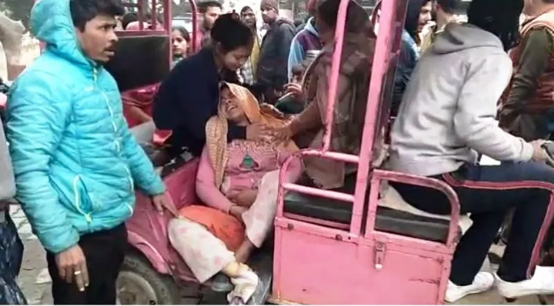 मेरठ: मकान कब्जाने आए कबाड़ी ने बेटों के साथ मिलकर गर्भवती को पीटा