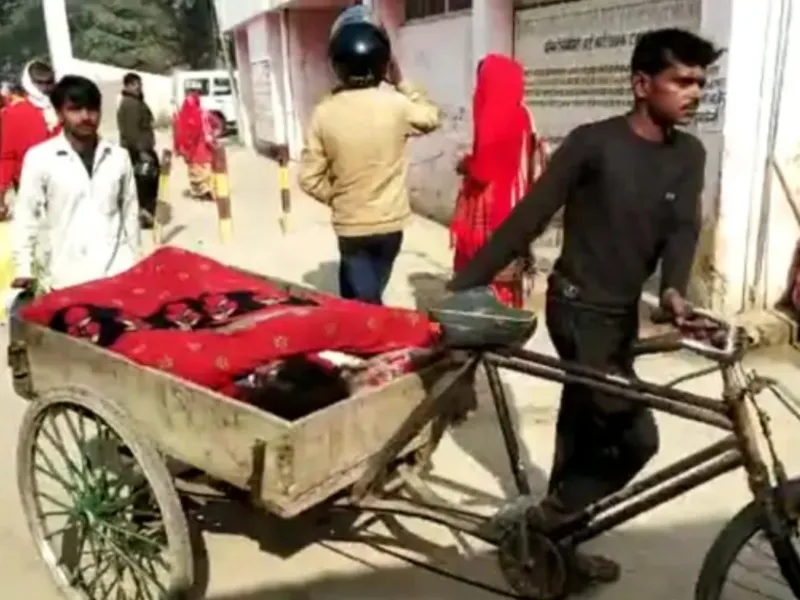 हरदोई: कॉल करने पर नहीं आयी एम्बुलेंस, ठेलिया पर मरीज लेकर मेडिकल कॉलेज पहुंचा तीमारदार     