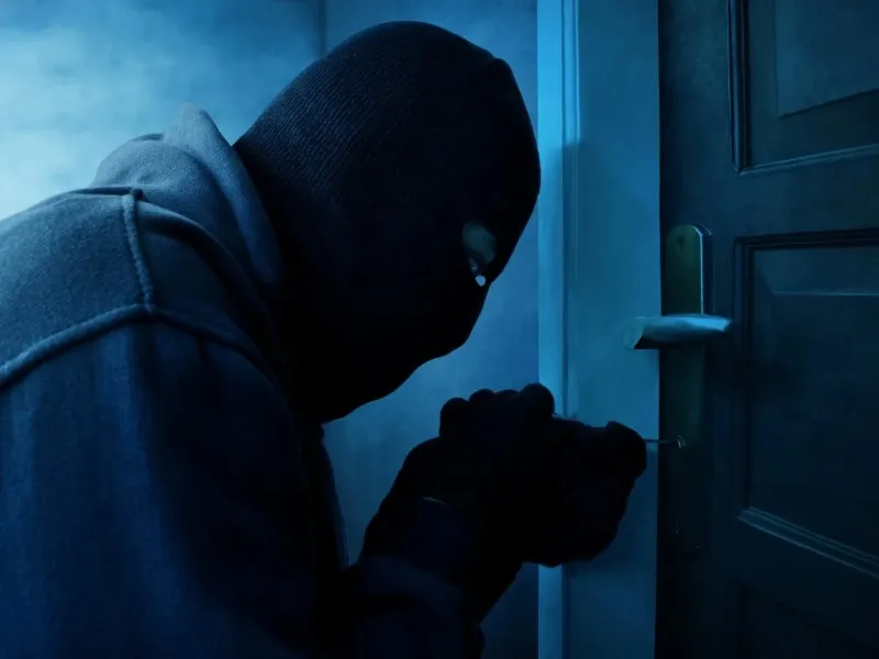 आजमगढ़: बैंक के सेवा केंद्र का ताला तोड़कर चोरों ने उड़ाए लाखों रुपये, पुलिस लगा रही सुराग    