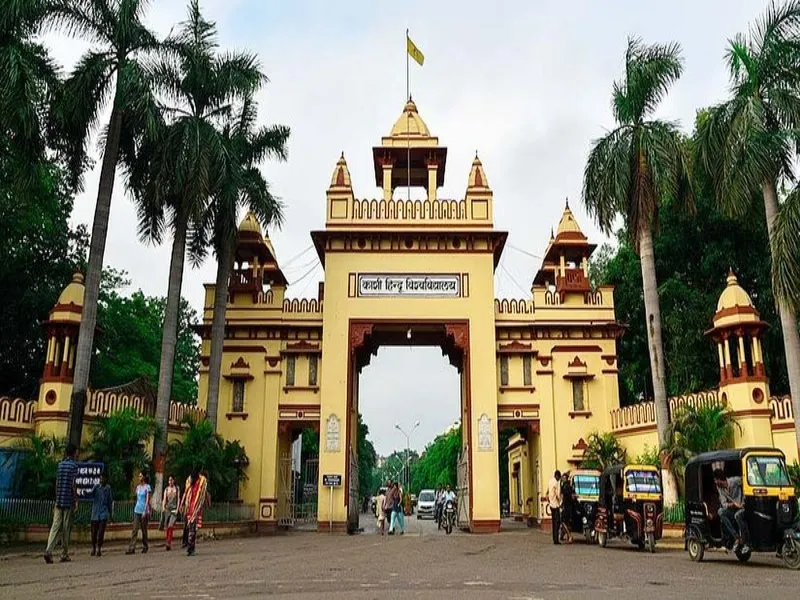 वाराणसी: BHU में छात्रों ने पीएचडी प्रवेश को लेकर किया हंगामा, जड़ा ताला   