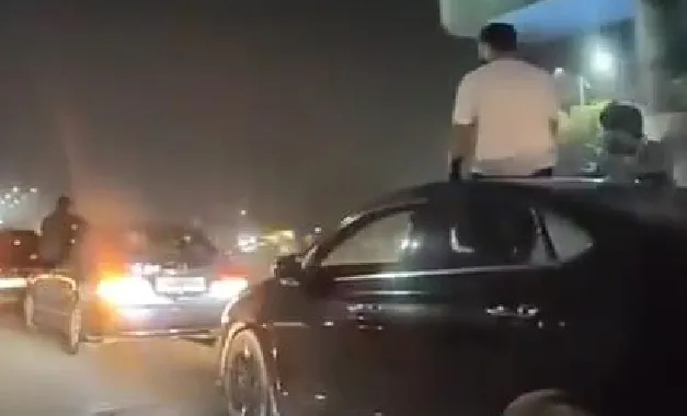 लखनऊ: स्टंटबाजों ने जोखिम में डाली पब्लिक की जान, हूटर बजाते हुए सड़क पर लहराई कार