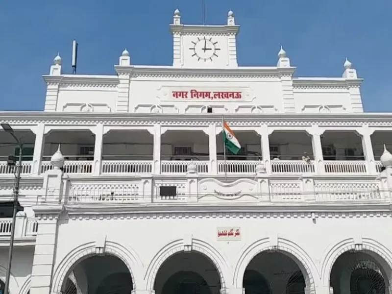 लखनऊ: नगर निगम कार्यालय की छत से व्यापारी ने लगाई छलांग, जानिये क्या है मामला 