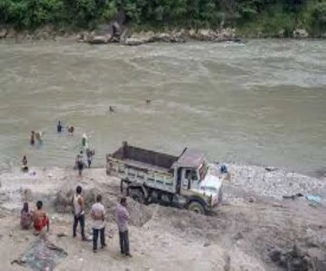टनकपुर: शारदा नदी के डाउनस्ट्रीम से खनन कार्य का हुआ शुभारंभ...