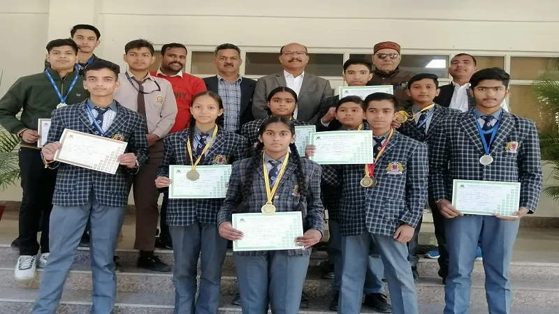 बिजनौर: शूटिंग प्रतियोगिता के विजेताओं को डीएम ने पहनाए पदक