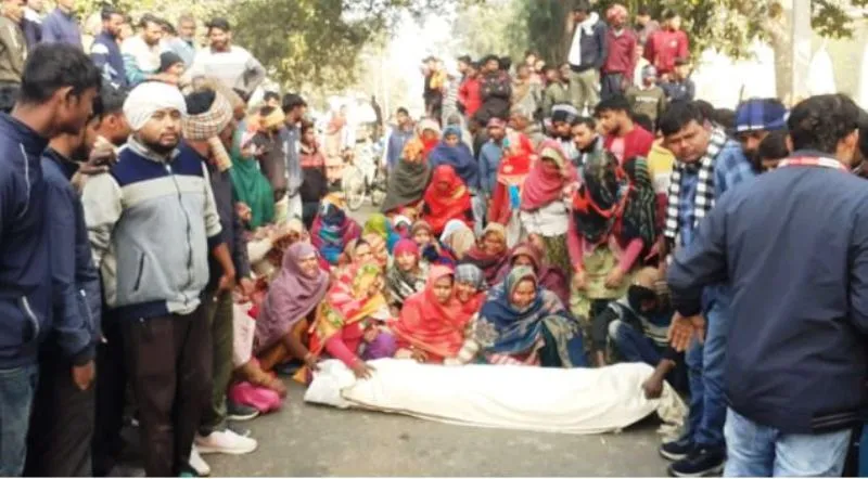 मेरठ: स्कूल बस की टक्कर से बाइक सवार की मौत, शव सड़क पर रखकर लगाया जाम