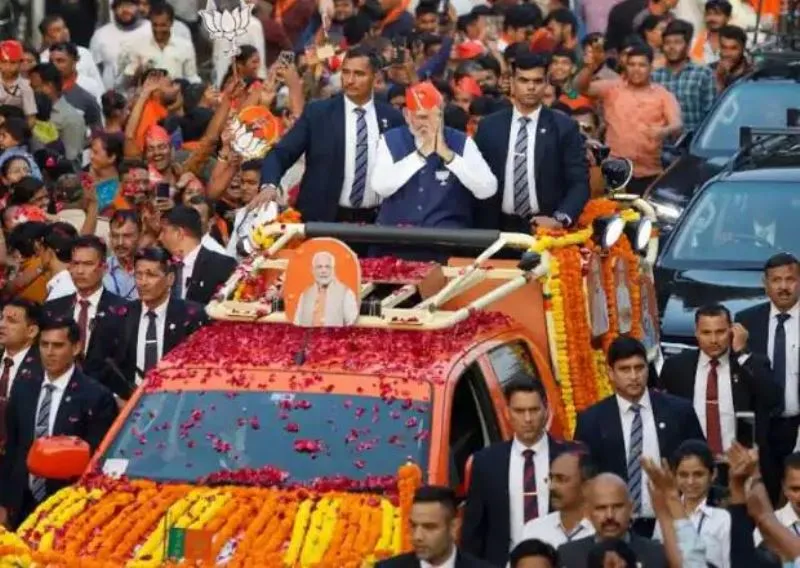 गुजरात चुनाव: अहमदाबाद में PM मोदी का 50KM लंबा रोड शो, लोगों ने फूल बरसाकर किया स्वागत