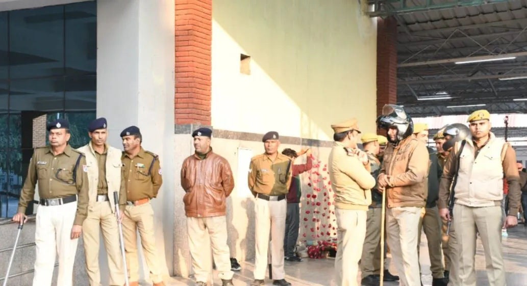 बरेली: मजार को हटाए जाने के विरोध में IMC पहुंचा इज्जतनगर रेलवे स्टेशन, भारी संख्या में पुलिस बल तैनात