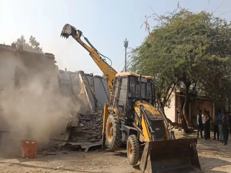 गौतमबुद्ध नगर: अवैध निर्माण पर चला बुलडोजर, 5 करोड़ रुपये मूल्य की जमीन कराई मुक्त 