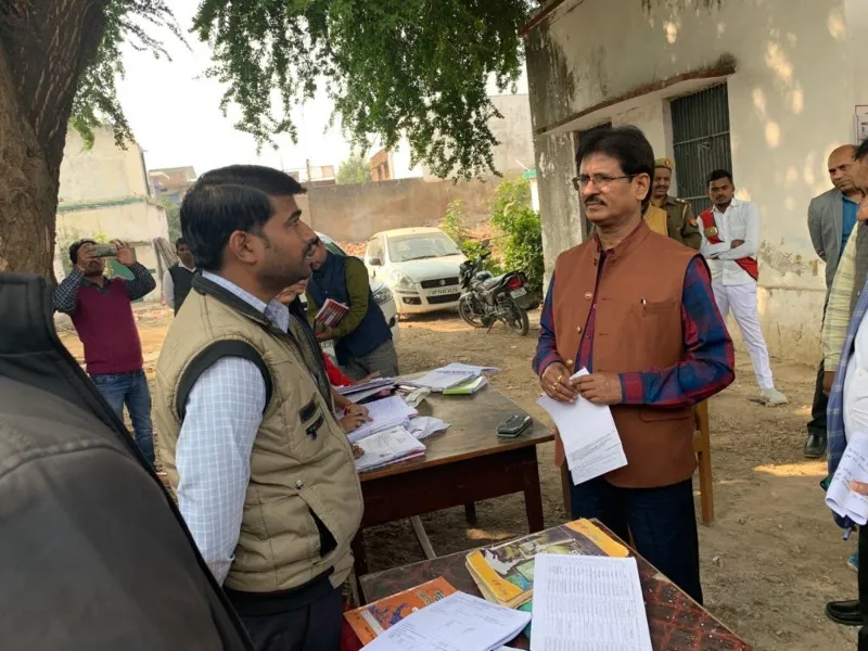 चित्रकूट: कमिश्नर ने किया जिले के बूथों का मुआयना, बीएलओ के काम को सराहा