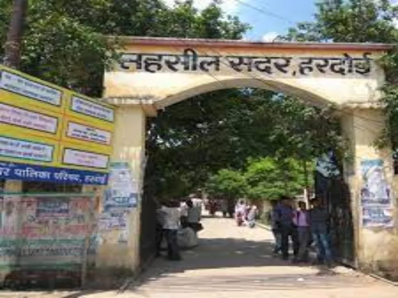 हरदोई: तहसील में सरकारी काम करते हुए दबोचा गया बाहरी व्यक्ति