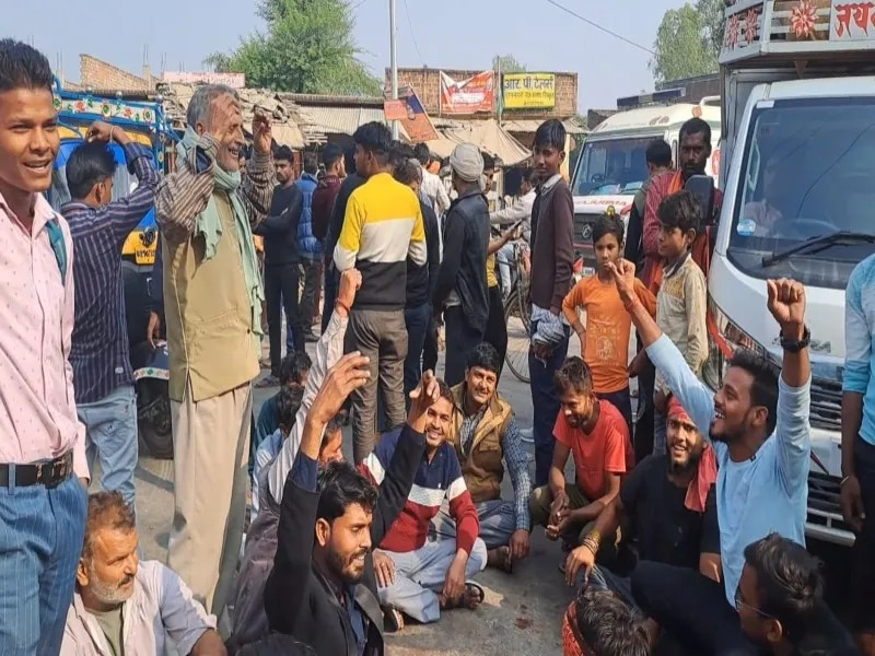 चित्रकूट: बिजलीकर्मियों की हड़ताल से जनजीवन अस्त-व्यस्त, पानी के लिए तरसे किसान   