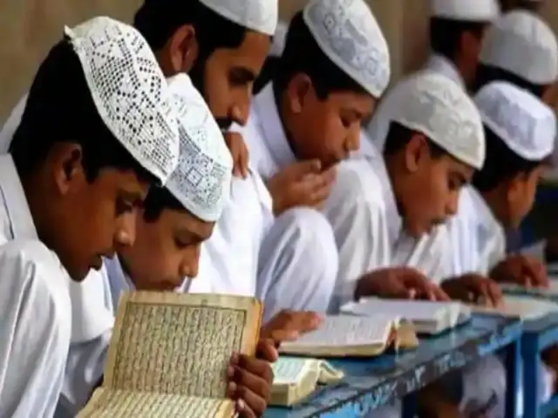 लखनऊ: मदरसाें में शुक्रवार की छुट्टी रविवार को किए जाने के प्रस्ताव पर विवाद