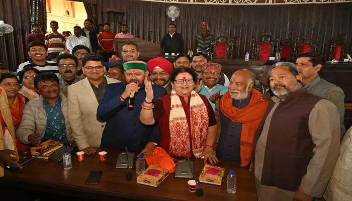 कानपुर: हंसते-हंसते कट जायें रस्ते…पर सदन में लगे ठहाके, महापौर Pramila Pandey ने वापस की सरकारी गाड़ी