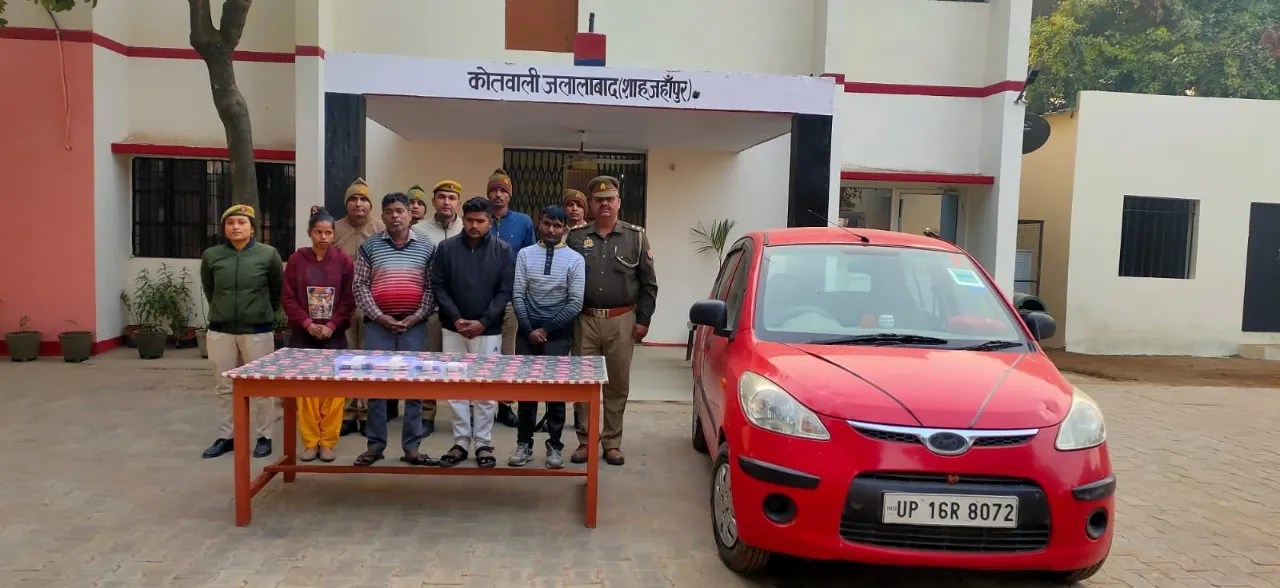 शाहजहांपुर: धोखाधड़ी कर चेकबुक से रुपये निकालने वाले गैंग का खुलासा, युवती सहित चार लोग गिरफ्तार
