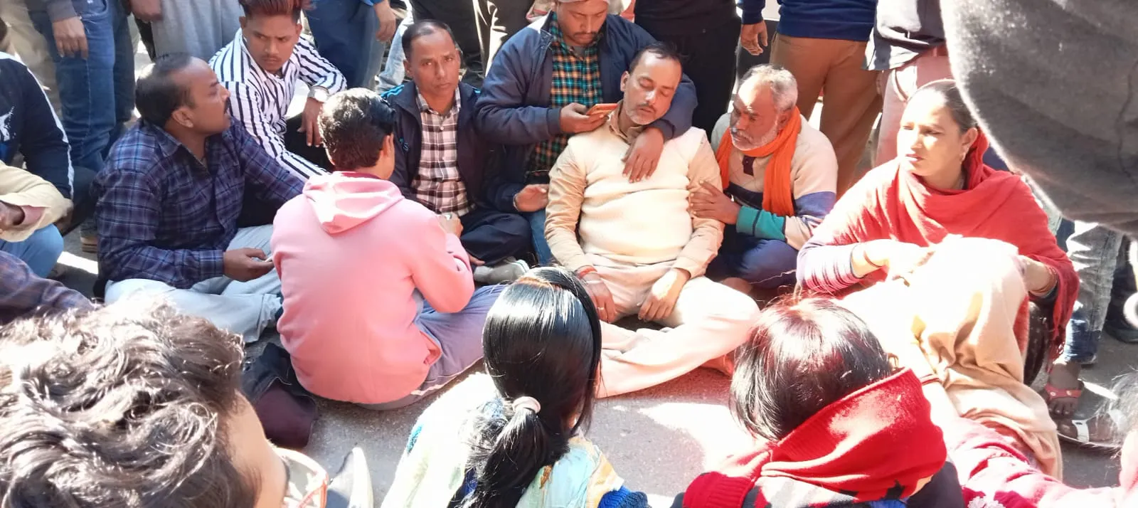 पीलीभीत: थाने के सामने सर्राफा दुकान में 30 लाख की चोरी, भीड़ ने लगाया जाम, व्यापारी बेहोश