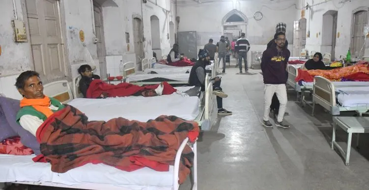 बरेली: जिला अस्पताल में ठंड से हुआ बुरा हाल, स्टाफ को हीटर तो मरीजों को मिल रहा एक कंबल