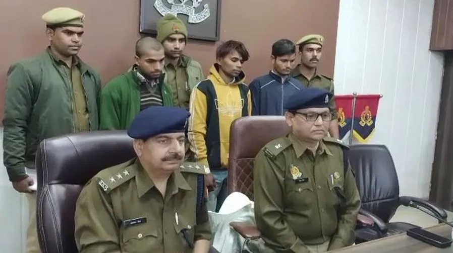 मथुरा: मोबाइल छीनने वाले तीन शातिर गिरफ्तार, तमंचा-कारतूस और बाइक भी बरामद