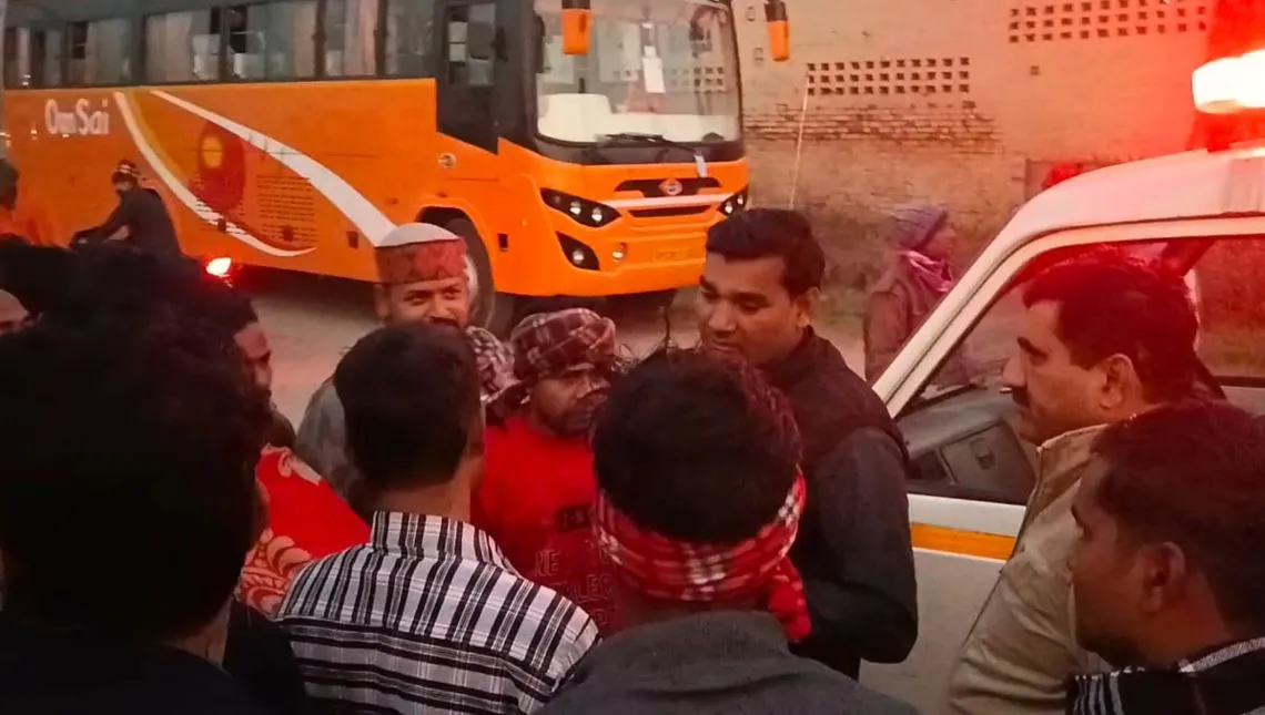 रामपुर: दिल्ली जा रही बस को धर्म परिवर्तन के शक में रोका, हंगामा