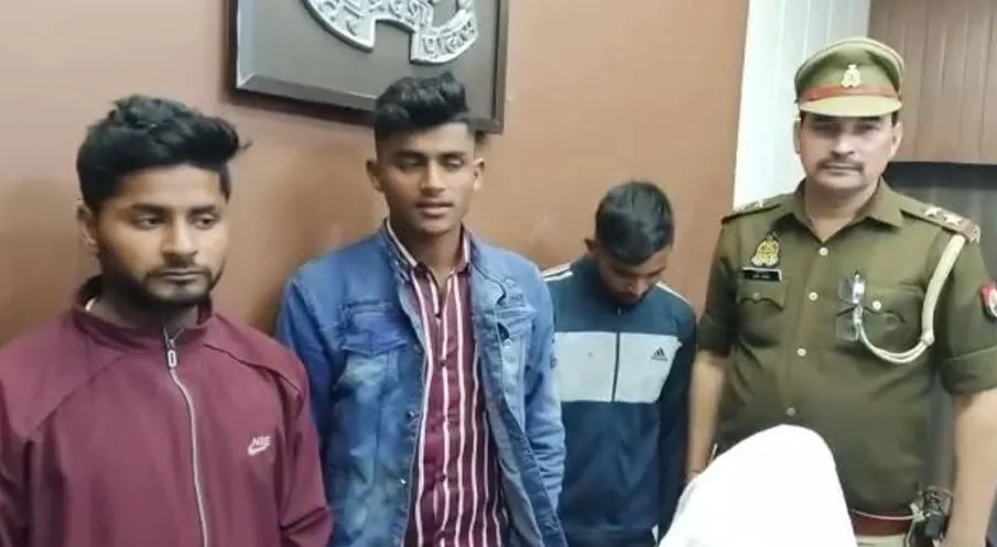 मथुरा: लूट मामले में पुलिस के हत्थे चढ़े तीन शातिर, तमंचा समेत नगदी बरामद