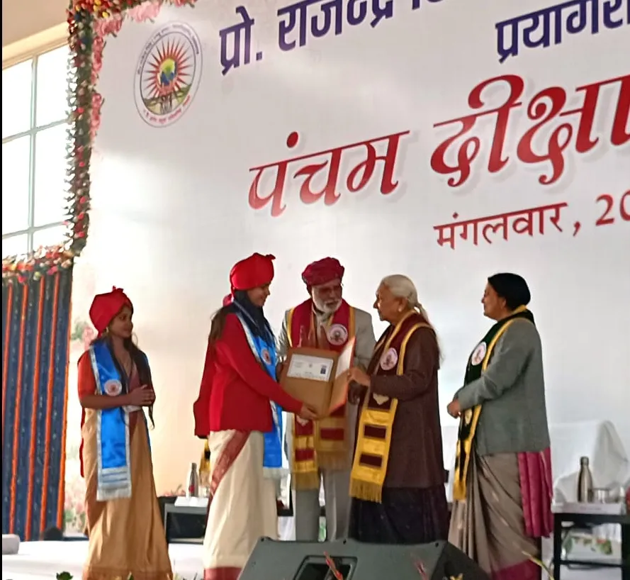 रज्जू भैया विश्वविद्यालय की टॉपर बनी गोरखपुर की बिटिया समृद्धि