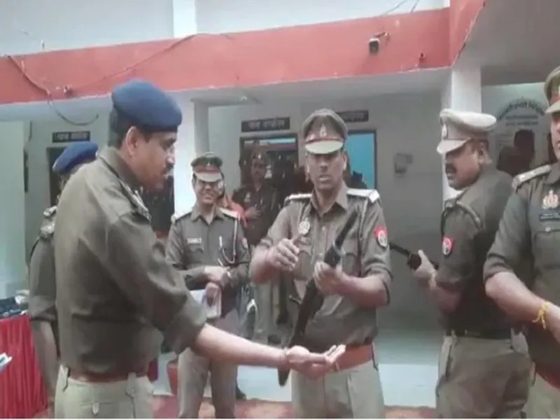 Video: यूपी पुलिस के इस SI ने कराई फजीहत, नली में डाल दी गोली...DIG बोले- बेटा तुमसे ना हो पाएगा !   