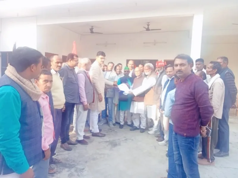 अयोध्या: समस्याओं को लेकर संयुक्त किसान मोर्चा ने किया प्रदर्शन, विधायक को दिया ज्ञापन 