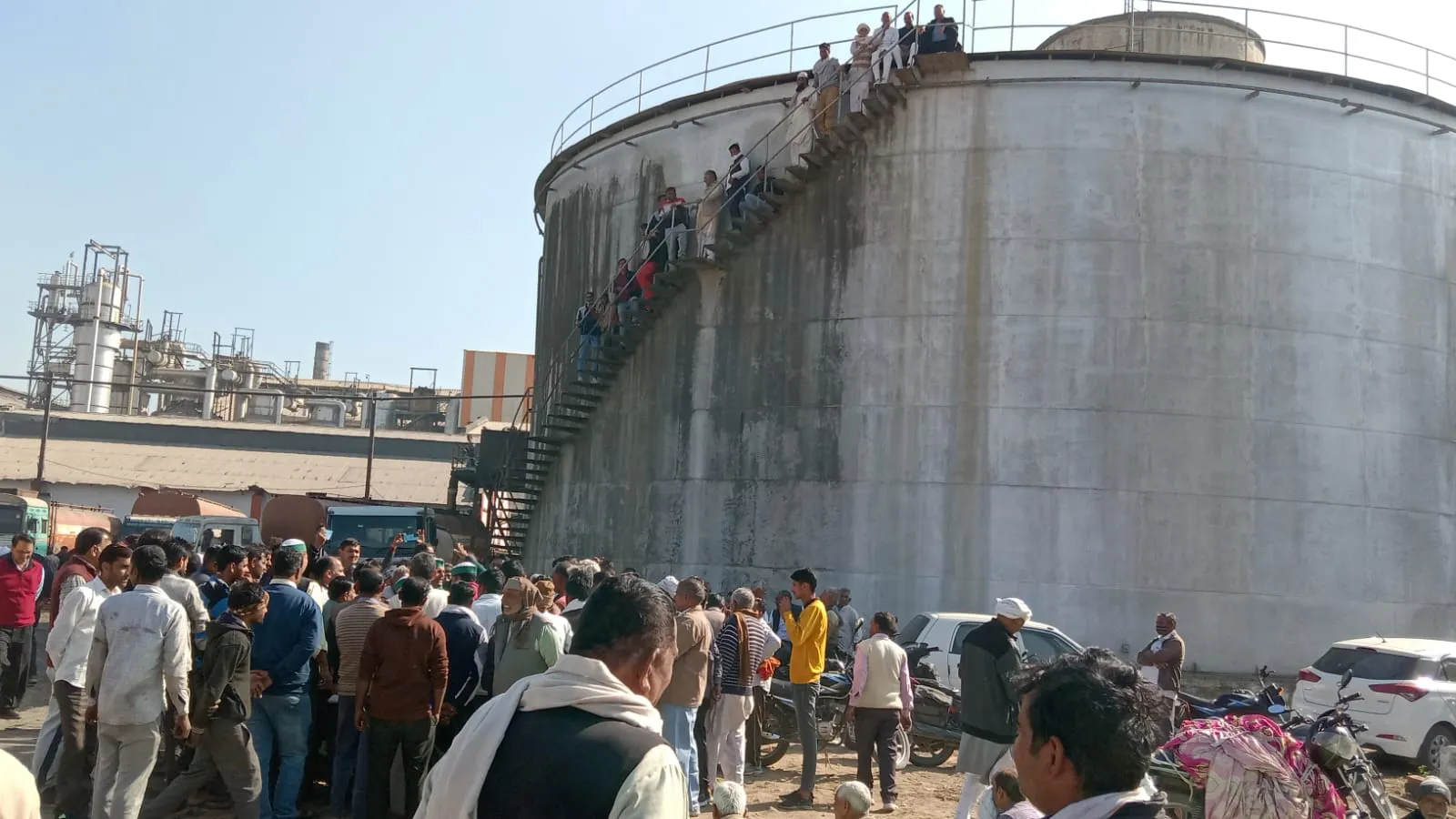 मेरठ: अपनी मांगों को लेकर मिल परिसर की टंकी पर चढ़े किसान, इंडेंट जारी करने और मिल चलाने की मांग