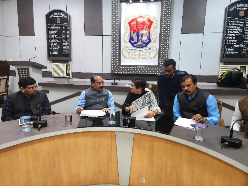 लखनऊ : 'व्यापारी मंगल दिवस' में महापौर को बताई व्यापारियों ने अपनी समस्याएं