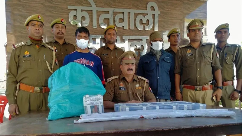 संभल: खंडहर मकान में अवैध शस्त्र बनाने की फैक्ट्री पकड़ी, दो आरोपी गिरफ्तार