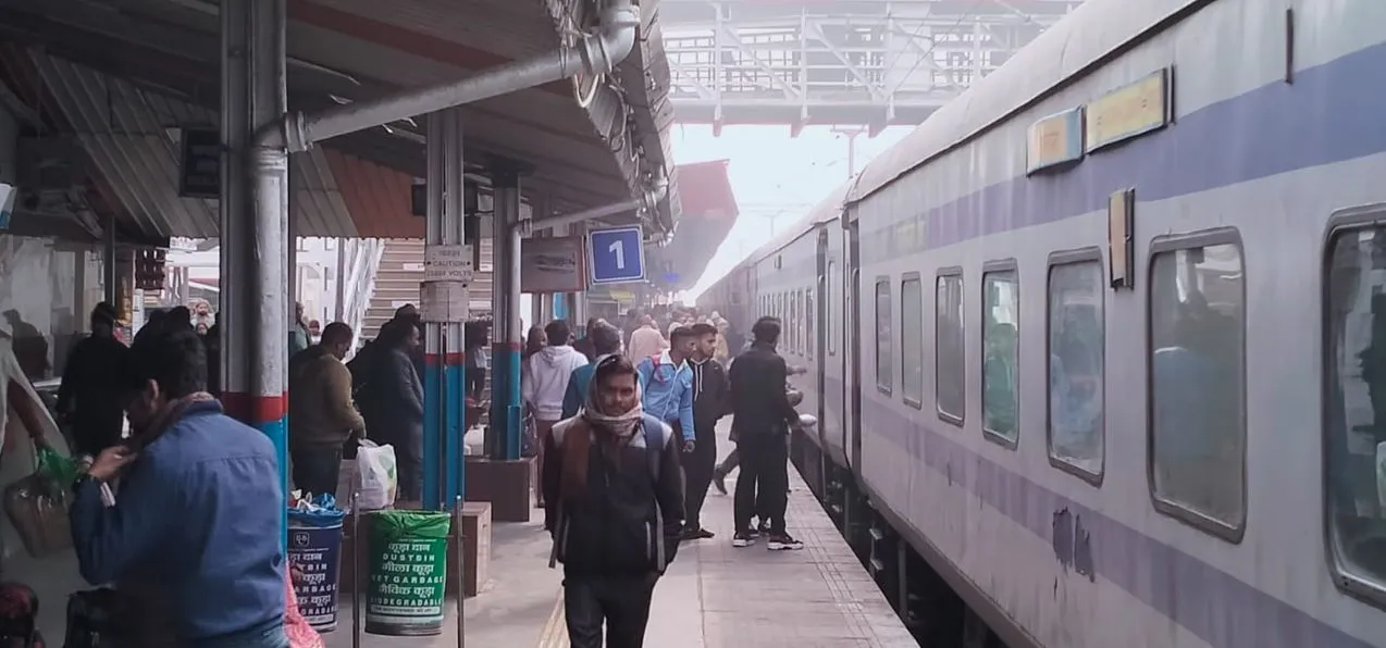 बरेली: लोग शिकायत करते रहे, ट्रेनें कछुआ चाल से चलती रहीं