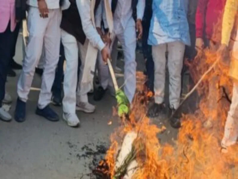 गाजियाबाद: बीजेपी कार्यकर्ताओं ने फूंका पाक विदेश मंत्री का पुतला  