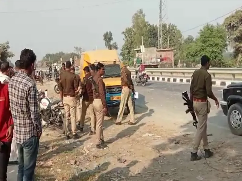 बहराइच: दुर्घटना के बाद कैशवैन के गार्ड ने भीड़ भगाने के लिए की फायरिंग, भड़के लोग 